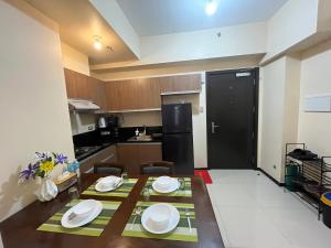 Bayfront Suite near Airport, MOA, PICC, Star City, OKADA With Fast WIFI & Netflix Free Pool Access