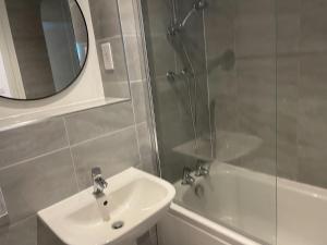 Modern 2-Bed Flat with WiFi Near Central Birmingham