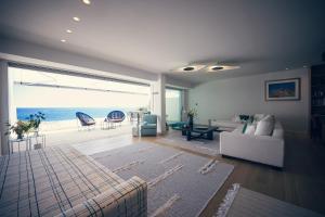 Villa Azure Beachfront Athenian Riviera