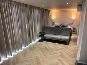 Luxury forest cabin, 5 min to the beach