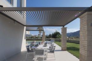 Atriora Luxury Villa - Private Pool & 150m to sea!