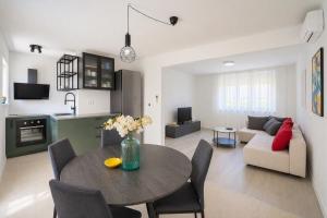 Fortica Garden Apartment near AMPHITHEATRE, with GARDEN and FREE PARKING