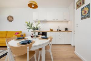 Cheerful Apartment Leśmiana Garnizon Estate by Noclegi Renters
