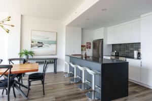 Luxury Coffee Bean Condo - Pool & Stunning View