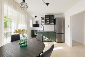 Fortica Garden Apartment near AMPHITHEATRE, with GARDEN and FREE PARKING
