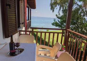 Beachfront Family Apartment with Garden in Halkidiki