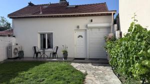 Air-conditioned studio with terrace 5 min to Metro Line 14