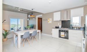 Urban 2BR Escape Fast Wi-Fi & Central Location