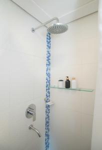 Urban 2BR Escape Fast Wi-Fi & Central Location