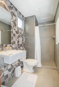 Urban 2BR Escape Fast Wi-Fi & Central Location