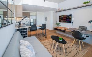 Modern Hassler Apt Great View Pool & Gym Access