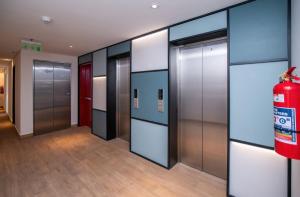 Modern Apartment Workspace & Gym Fast Wi-Fi