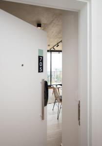 Modern Apartment Workspace & Gym Fast Wi-Fi