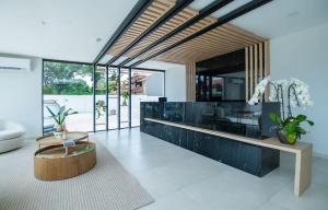 Modern Oasis in Prime location Pool BBQ & Gym