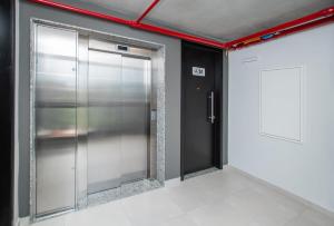 Modern Oasis in Prime location Pool BBQ & Gym