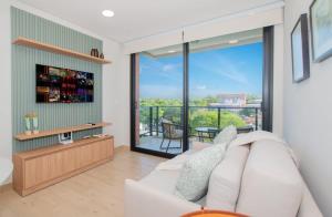 Chic & Modern 1BR Near Top Malls Pool & Gym