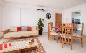 Modern 2BR in Pilar Kitchen City Views Pool