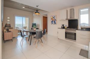 Quiet Retreat Full Kitchen & Desk City Views
