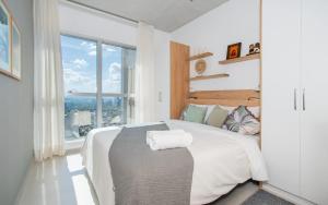 Modern 1BR in Petra Tower Skyline Views & Pool