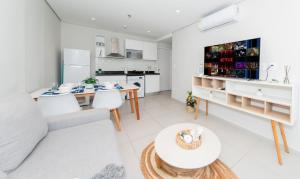 Comfortable 1BR with Pool & Gym Access
