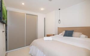 Spacious Haven Workspace & Pool Walk to Malls