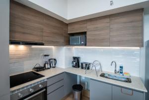 Spacious Living Pool & Workspace Near Shopping