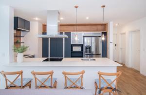 Spacious Haven Workspace & Pool Walk to Malls