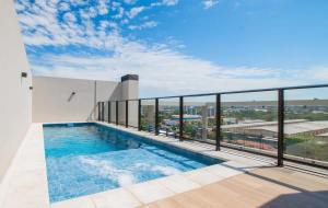 Chic 2BR Pool & BBQ Lounge 10 mins to Shopping