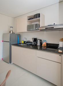 Chic 2BR Pool & BBQ Lounge 10 mins to Shopping