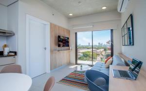 Chic 2BR Pool & BBQ Lounge 10 mins to Shopping