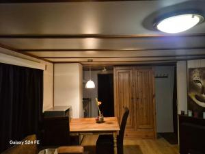 Chalet te huur op Camping de Kleine Wielen te Leeuwarden