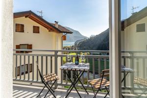Dolomitis Apartment - lake and mountain views