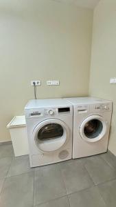 Appartement piscine, jardin privé, proche mer