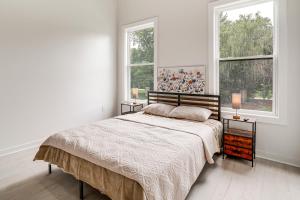 Close to Ohio River: 6BR Jeffersonville Home
