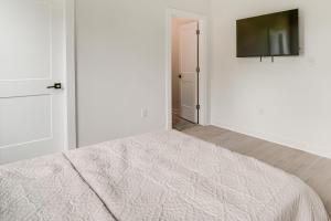 Close to Ohio River: 6BR Jeffersonville Home