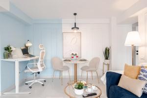 Walk Everywhere - 2x2m Bed - Dedicated Workspace