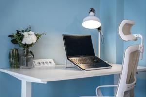 Walk Everywhere - 2x2m Bed - Dedicated Workspace
