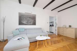 Prusa Stylish Apartment Close to the Center of Cracow by Noclegi Renters