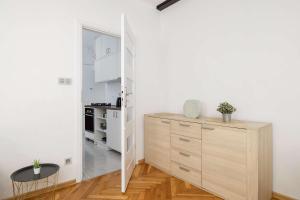 Prusa Stylish Apartment Close to the Center of Cracow by Noclegi Renters