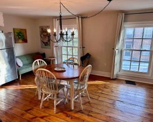 The Walton Cozy and Charming, Steps to Downtown