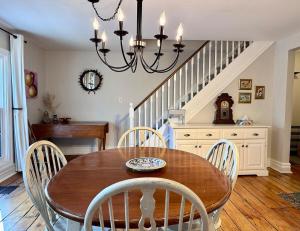 The Walton Cozy and Charming, Steps to Downtown