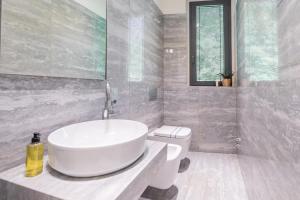 Laglio Élite Retreat - With Pool and Parking by RentComo