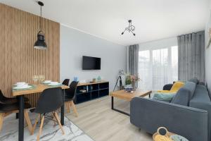 Stylowy Apartament z Balkonem Parkingiem oraz Strefą Wellness by Noclegi Renters