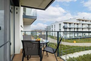Stylowy Apartament z Balkonem Parkingiem oraz Strefą Wellness by Noclegi Renters