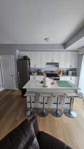 Modern 2-Storey townhouse, 2BR, Free parking, near Hwy401 and Oshawa Centre