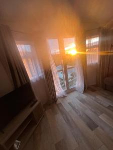 Beautiful 3 Bed Caravan with Views & Decking