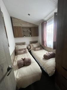 Beautiful 3 Bed Caravan with Views & Decking