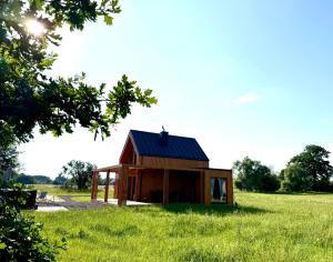 Bez sąsiadów, Slow life Żuraw - nowoczesny domek z tarasem w pobliżu jezior i Poleskiego Parku Narodowego,sauna, jacuzzi, WiFi