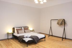 Brand-New 4BR for 8 - Quiet & Easy 1st Floor
