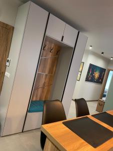 Luxurious, modern and spacious apartment for up to 4 with private office at Secret Garden, Green Life